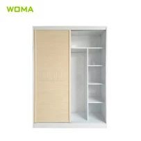 Az egyik ajtó acélból készült ruhásszekrény